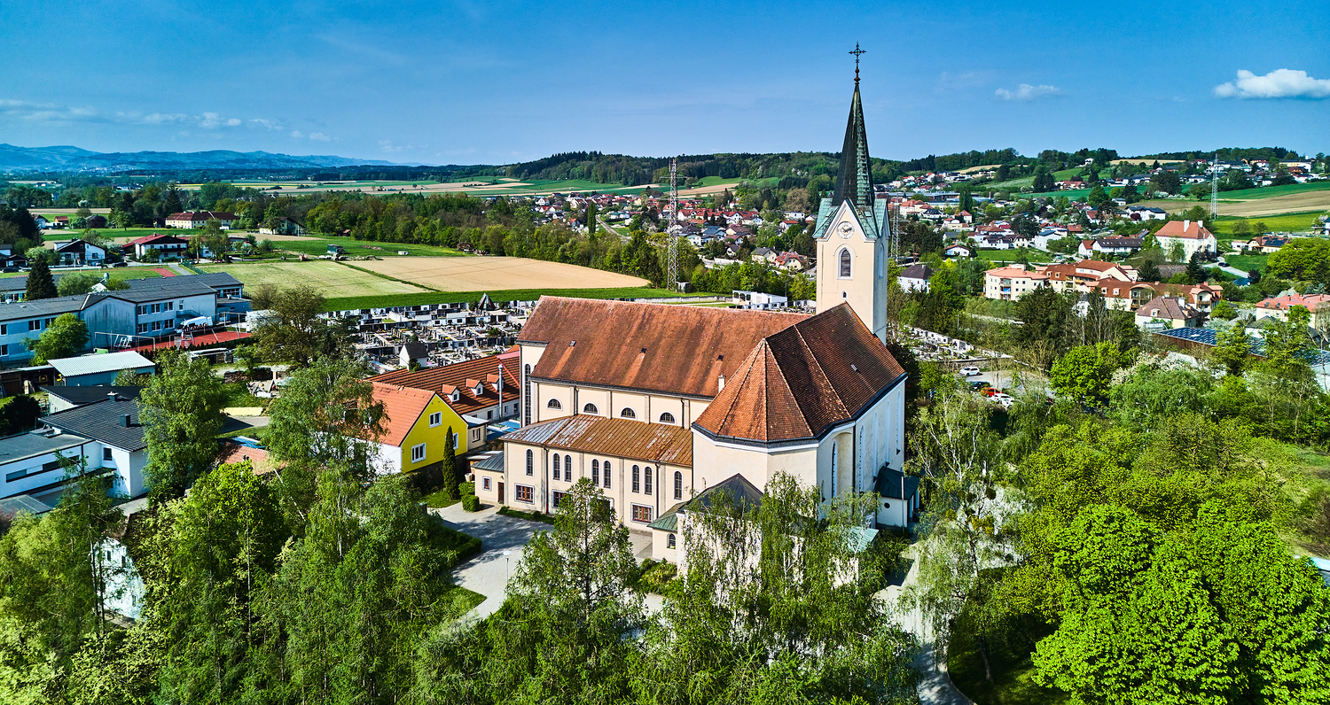 (C)FotoLois.com, Alois Spandl. Luftbild, Pfarrkirche Wieselburg im FRÜHLING, Do 11. April 2024.